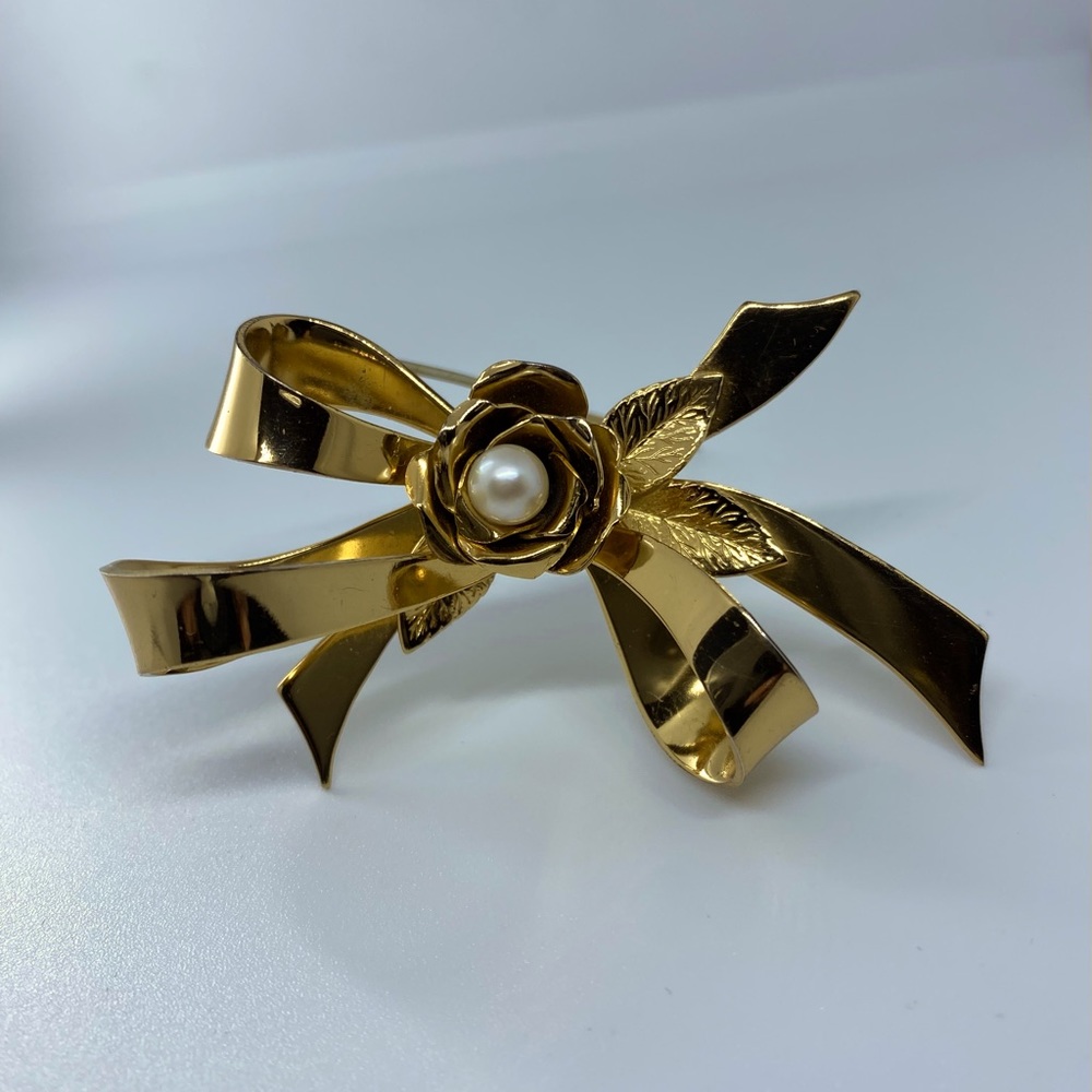CORO BOW BROOCH WITH ROSE INSET WITH PEARL